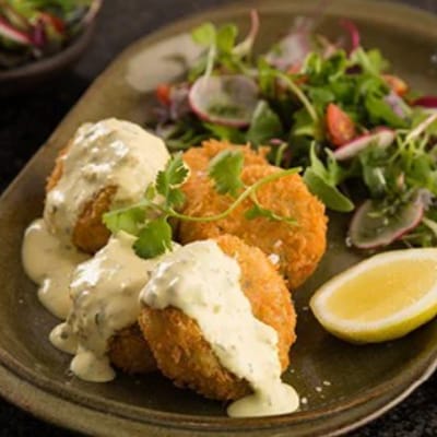 Galettes de truite, sauce hollandaise au jalapeño et à la coriandre